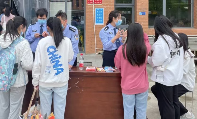 中方县公安局开展防范非法集资宣传活动暨“政务公开主题日”活动