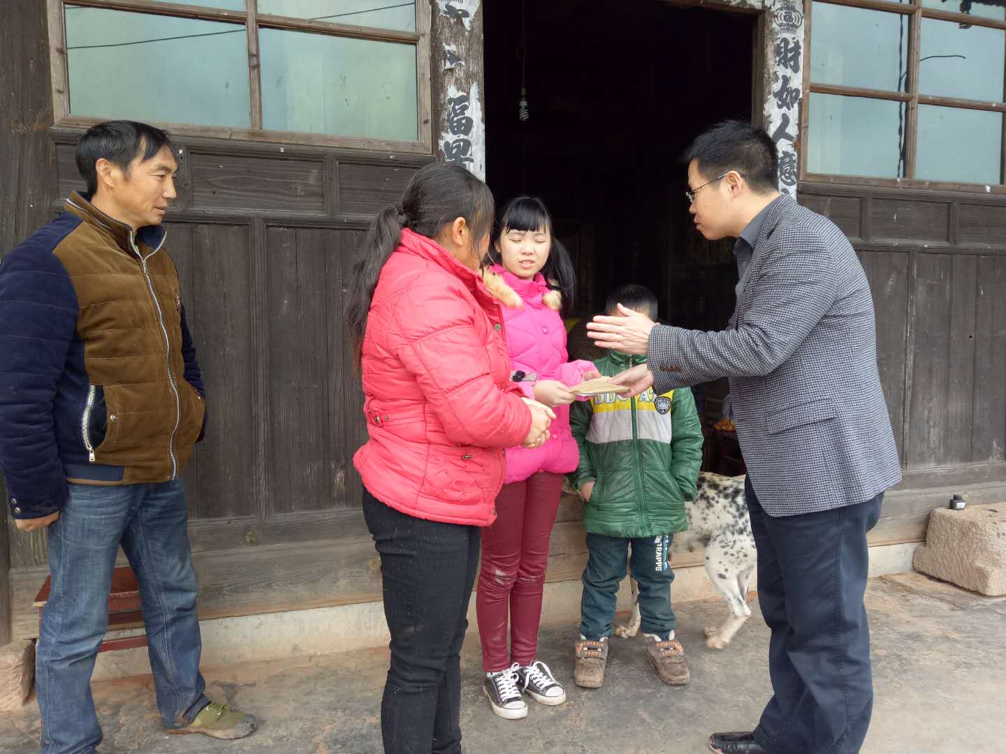 情系孤儿送温暖 爱心帮扶暖新春 - 中方县人民政府