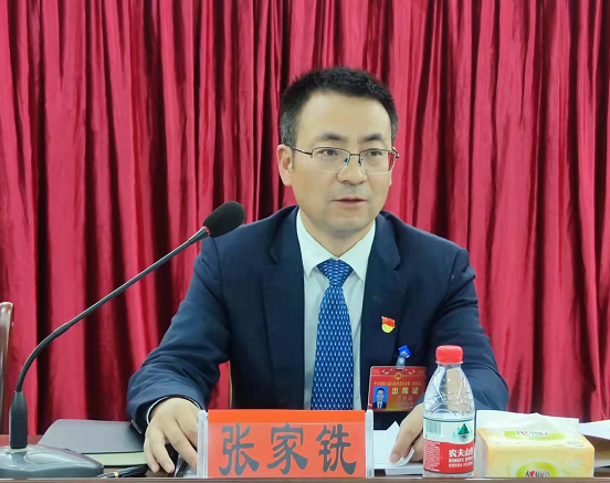 张家铣参加县六届人大一次会议中方片区代表团讨论