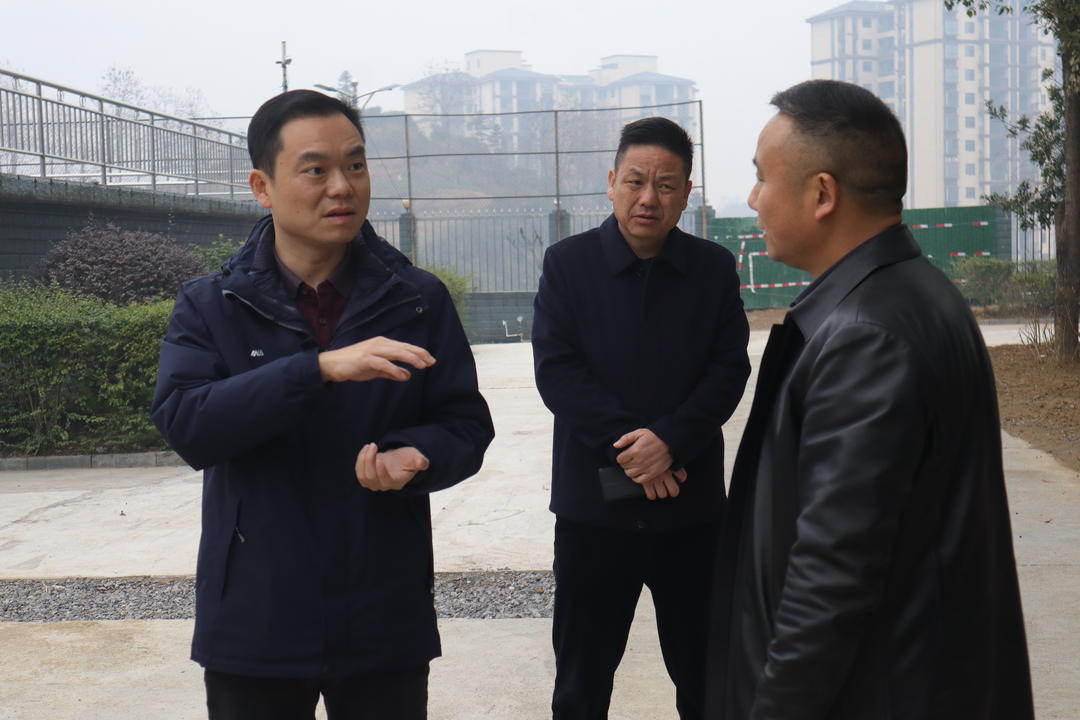 胡杰大年初一走访慰问基层一线工作人员 - 中方县人民政府